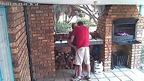 스파이 캠이 자연 보호구역 베란다에서 커플 섹스 잡아