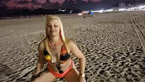 i saw that blonde showing her tits and pussy on the beach, so hot