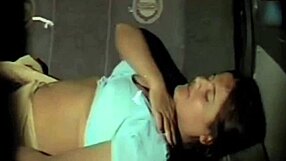 Baştan Çıkarıcı Büyük Memeli Hintli Kız Arabada ve Yatak Odasında Tahrik Ediyor.