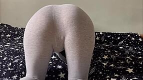 Kuuma nuori Maiskii sormittaa itseään kaljuun orgasmiin! Kestätkö tämän soolonäytöksen?