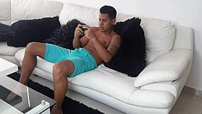 juego en el sofa y llega madura a chuparme la polla parte 1