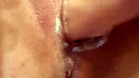 Možeš li da izdržiš ovu debeljuškastu mlada 18+ sa velikim dildom masturbacijom koja vodi do mokre pičke štrcanja i creampie?