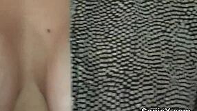 הגברת הבריטית הבוגרת הבוגדנית סוניה מציגה את השדיים הכבדים שלה בתחתונים