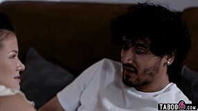 La coppia vergine cerca aiuto dalla milf matrigna Silvia Saige.