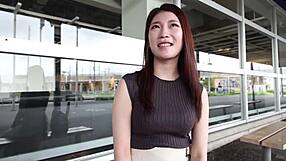 부드러운 F컵 가슴의 좌절한 아내, 남편 부재 후 기다렸던 섹스로 황홀경에 빠져