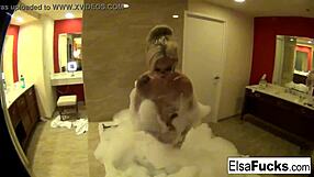 إلسا تسأل عايز تشوف غرفة الفندق وكسي؟