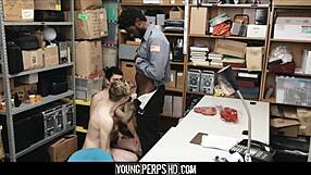Два гетеро-парня пойманы за магазинной кражей, теперь жестко трахаются черным офицером