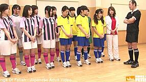 Японски женски отбор учи от треньор в групова сесия