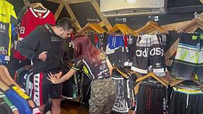 vendedora de ropa chupa y folla a un cliente en stunt 21 de bucaramanga - sara films