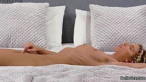 Κουκλάρα παρθένα χαϊδεύει σφιχτό μουνάκι μέχρι εκρηκτικό οργασμό