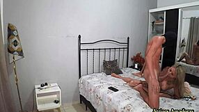 novinho dotado coloca casada milf para sentir seu pau