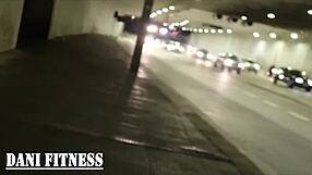 Fui me exibir no túnel e acabei mamando e levando rola gostoso