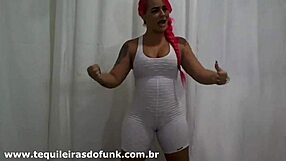 Débora Fantine works out intensely at home with brazilian sexy moves