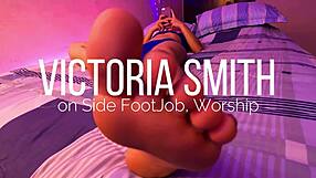 Vau, brat od oca daje bočni footjob i obožava stopala!