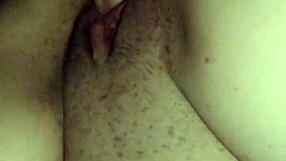 gimiendo de placer mientras folla con un gran verga