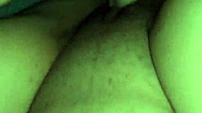 gimiendo de placer mientras folla con un gran verga