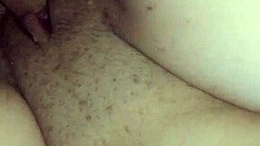 gimiendo de placer mientras folla con un gran verga