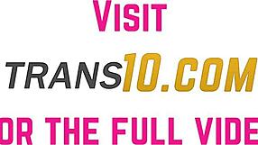 Zrelá shemale dráždi pri tvrdom šúchaní v zvodných pančuchách a spodnom prádle doma