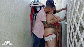 信じられない！ミニスカの継母が家で一人で待ってる！