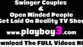 فتاة صدر كبير ساخنة تخلع! كسها المحلوق يلمع بعد عرض التعري الجامح!