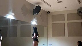 Blonde milf twerks juicy ass in leggings for first time