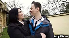 Nikki Nuttz rammelt Stiefmutter Montse Swinger hart in Doggy