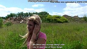 Mädchen auf Rollschuhen bläst Biker public