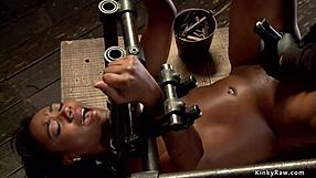 Ei, confira essa ebony acorrentada sendo vibrada e chicoteada forte! 😈