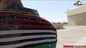 Mršava Smeđa sa Malim Cicama i Pierced Pičkom, Podnosi Monstrum Kurac