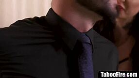 J'ai amené une chaude ado 18+ à mon mari pour un ménage sauvage