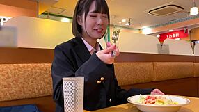 สาวเอเชียหนุ่มหน้าอกใหญ่สนุกกับการเย็ดชุดนักเรียนหลังเดตที่คาเฟ่แมวในโรงแรมรักกับผู้ชายแก่