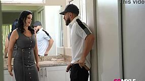 storbrystet husmor Nadia White lurer på mannen med blowjobs, bøyd over, cowgirl og hardt sædskudd på store pupper og rumpe