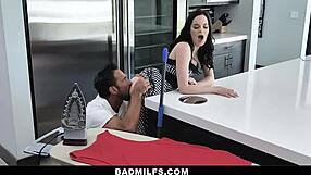 Watch Sovereign Syre and Jenna Ross devour pussies in the hallway?