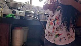 Мамка му, този стар пич чука снаха си здраво в кухнята!