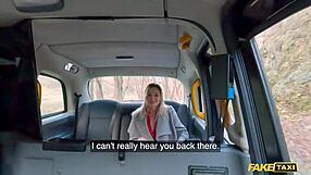 Hei, frumoaso, de ce această frumusețe în lenjerie roșie se fut în taxi fals înainte de clubul swing?