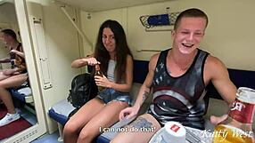 Alınan genç kız halka açık tren üçlüsünde becerildi