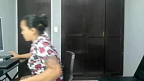 mientras juego videojuegos, mi mejor amiga llega a tocarme y darme placer sin parar