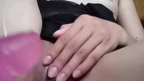 เฮ้ย ดูสาวเอเชียผอมคนนี้ใช้นิ้วแหย่หีเปียกจนเสร็จสิ