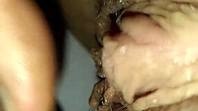 रात में बड़े लंड से क्लिट रगड़वाने का मज़ा आता है