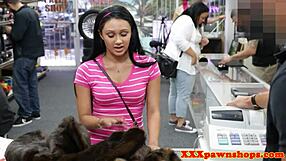 작은 포니가 클로즈업 POV에서 세게 박혀