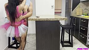 ลูกชายน้องเลี้ยงนั่งตักพ่อเลี้ยงขี้เล่นเพื่อสนุกชั่วร้าย!