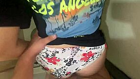 Prosím, schovejme se v koupelně naposledy, nevlastní sestro.