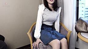 큰 가슴의 아름다운 창백한 미녀를 픽업해서 격렬한 거리 쾌락