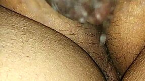 واو هي تلعق الطيز وتغرقها باللبن كله!