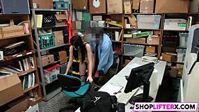 Politi straffer ung tyv 18+ med monsterkuk på kontoret