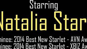 La bombe busty Natalia Starr jouit de sa chatte sur un piano