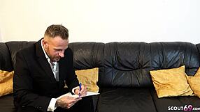 schlanken blonden teen 18+ beim job gespräch vom chef die muschi besamt