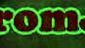 Черт, ледибой трахают доггистайлом жирным членом в крупном плане!