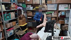 Sıcak Genç Hırsız, Garajda Büyük Sik Çaldıktan Sonra Utanç Duyuyor