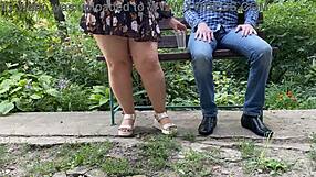 Hé, cette milf sexy aux super jambes pisse dans un verre pour un inconnu en public, fetish outdoor déjanté !